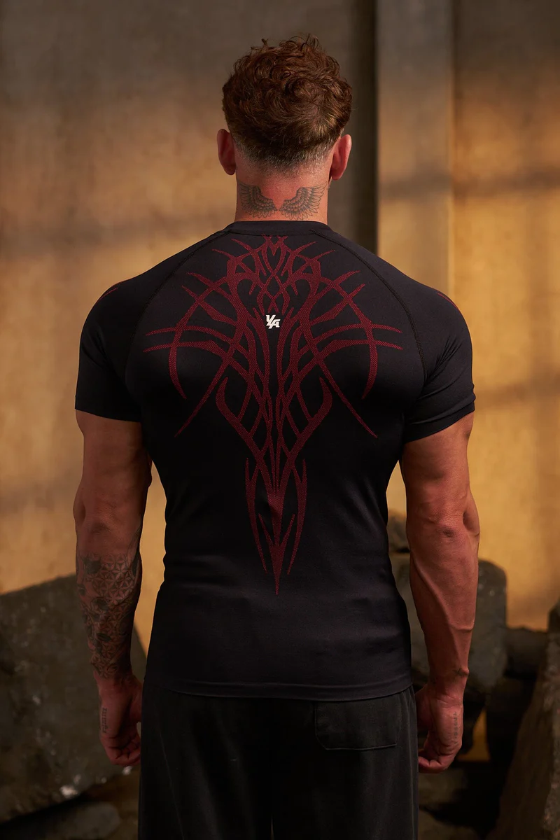 Gothic Compression Tee (Black/Red) vista 2